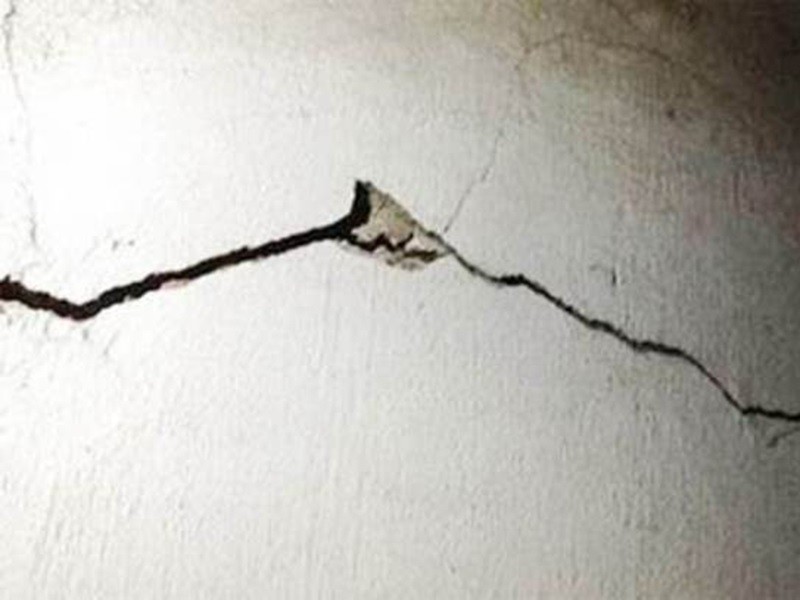 Những vết nứt nhỏ xuất hiện ở trần nhà, tường nhà