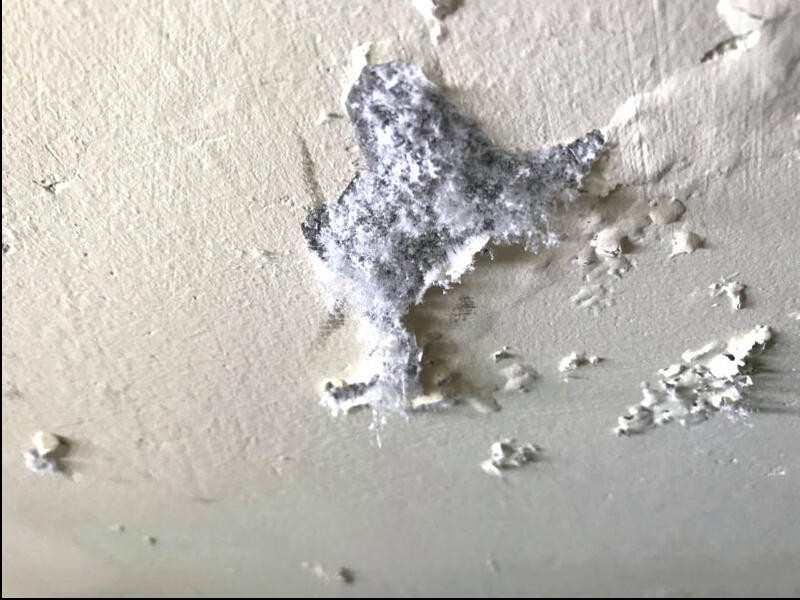 Muối hóa khiến sơn tường bị bong ra ngoài