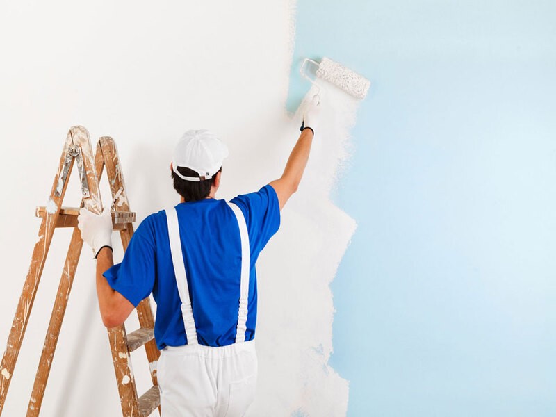 Phủ sơn là cách sửa chữa phổ biến khi sơn nhà bị bong tróc