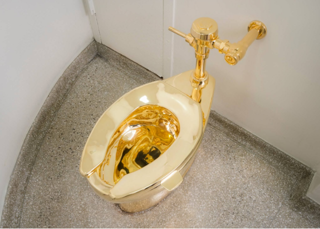 Không nên thiết kế nhà vệ sinh bằng những kim loại quý vàng bạc