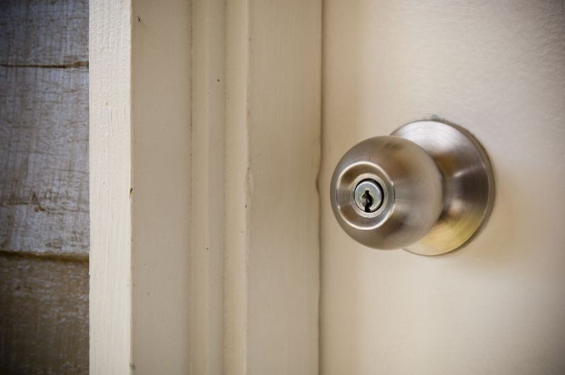 Hình 2: Nếu không thận trọng, tay nắm cửa có thể trở thành chi tiết phá hỏng căn nhà của bạn